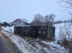 Kolejny atak lodu w Kujawsko-Pomorskiem! Pod Grudziądzem przewrócił się autobus