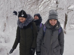 Zima obnaża szkolne absurdy. Dzieci po basenie maszerują w mróz, bo taki mają plan