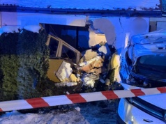 Koszmarny poranek w Płocku. Toyota rozbiła się o dom, są ranni