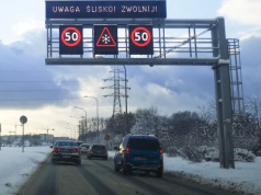 Gołoledź na Pomorzu. Utrzymują się trudne warunki na drogach