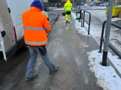 Marznący deszcz znowu zrobił lodowisko z chodników. Bez soli właściwie jesteśmy bezbronni