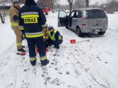 Auto z nieprzytomnym 34-latkiem z włącznym silnikiem stało na drodze. O życiu mężczyzny decydowały sekudy