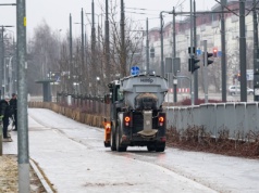 Zima paraliżuje kraj. Gołoledź, utrudnienia na kolei i lotniskach, alerty IMGW i RCB