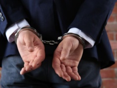 Szukali pracy, zostali „słupami”. Gang oszustów prał miliony przez konta Polaków, łupy lokowali w kryptowalutach