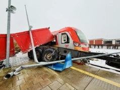 Zderzenie pociągu z ciężarówką w Widzinie. Ruch kolejowy wstrzymany