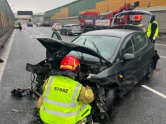 Zderzenie ciężarówki z osobówką i busem na trasie S8