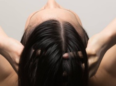 Ten szampon pobudza włosy do wzrostu już podczas mycia. Jest naszpikowany biotyną