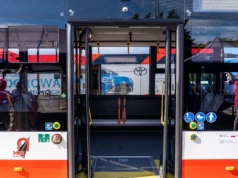 Piaskarka uderzyła w autobus MZK, drugi uczestniczył w kolizji w Koninie