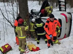Groźny wypadek w Bartążku. BMW uderzyło w drzewo, jedna osoba w szpitalu