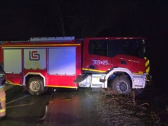 Bardzo ślisko na drogach. Wóz strażacki uderzył w płot