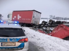 Naczepa ciężarówki w rowie. "Kierowca nie dostosował prędkości do trudnych warunków pogodowych"