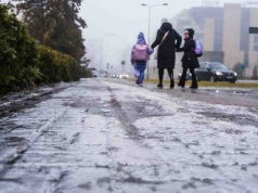 Zielona Góra. Trudny poranek, oblodzone chodniki pomimo działań służb
