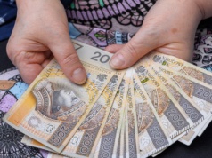 Państwo dopłaci do pensji 2000 zł. Trzeba jednak spełnić kluczowy warunek