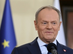 Donald Tusk pokazał się z kartką. "Nie mam pytań"