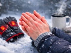 Pomoc za 1 zł, dla osób którym marzną zimą dłonie w rękawiczkach