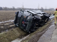 Wóz Wojskowej Straży Pożarnej w rowie. Wezwano SGRT