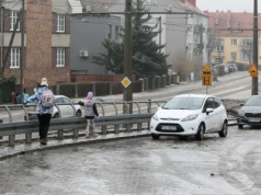 Cichy wróg na jezdniach i chodnikach. Czym właściwie jest i jak powstaje gołoledź?