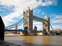 Nadchodzi masowe bezrobocie w Wielkiej Brytanii. Eksperci wskazują AI