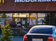 Parkowanie pod McDonald's może drogo kosztować. List przychodzi po czasie