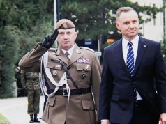 Andrzej Duda z odznaką honorową zasłużonego dla Podkarpacia. Burzliwa dyskusja radnych