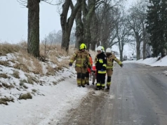 Strażacy pomogli ratownikom medycznym dotrzeć do pacjenta w Jarcewie