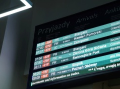 Znaczne utrudnienia na kolei. Pociągi odwołane lub zmieniają trasy. "455 minut opóźnienia"