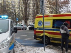 Radzymińska. Agresywny mężczyzna wszedł boso do skleu i wyjadał lody palcami z pudełka