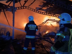 Duży pożar hali z odpadami pod Warszawą. Z ogniem walczy ponad 20 zastępów straży pożarnej
