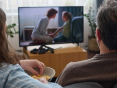 Masz nowoczesny telewizor, ale dźwięk jak z puszki? Wystarczy jeden sprzęt, filmy zabrzmią jak w kinie