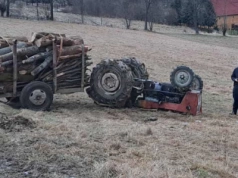 Ciągnik przewrócił się i przygniótł kierowcę. Groźne zdarzenie w Podgórkach