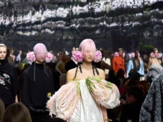 Jonathan Anderson w pierwszej kolekcji haute couture dla Diora poszerza możliwości wysokiego krawiectwa