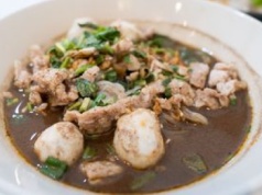 Turyści uwielbiają tę zupę. Doprawiają składnikiem, który wywołuje dreszcze