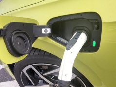 Ile kosztuje ładowanie auta elektrycznego? Od 42 do 210 zł za to samo