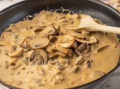 To najlepszy sos pieczarkowy, jaki można zrobić. Idealnie kremowy i bez grudek dzięki jednemu składnikowi