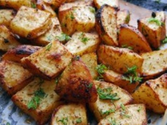 Obtaczam w niej ziemniaki i wrzucam do piekarnika. Są obłędnie chrupiące, a ich środek kremowy i delikatny