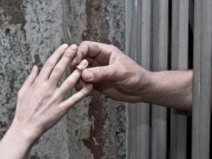 Kto pożąda przestępców?   Matka Madzi dostała nietypową przesyłkę. Kajetan Poznański miał długą relację z panią doktor