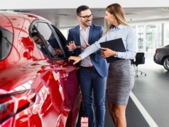 Jak negocjować cenę na wyprzedaży nowych aut? Ekspert radzi: tak kupisz nie tylko tanio, ale i dobrze