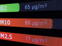 „Od kilku dni żyjemy w wielkim dymie”. Polska w smogu po uszy, resort milczy