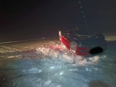 Dachowanie auta na trasie Piaski – Mełgiew. Trudne warunki na drogach w powiecie świdnickim