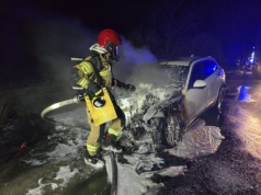 Jaguar zapalił się w czasie jazdy. Samochód nadaje się tylko na złom (ZDJĘCIA)