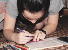 Co z pracami domowymi na ocenę? Nauczycielka: Fikcyjny obraz postępów