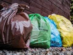 Będą kolejne zmiany w segregacji śmieci 2026? Chcą koszy w 11 kolorach. Ma być prościej