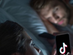 TikTok w tarapatach. Użytkownicy masowo odinstalowują aplikację