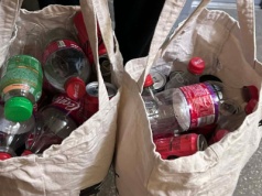 Zbiera butelki i puszki. "Chodzę oddać w jedno miejsce, bo tylko tu się opłaca"