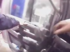 Policja przyjechała na stację paliw. Właśnie wtedy, gdy zaczęło płonąć auto