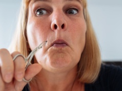 Zaczęło się od kilku włosków. A potem przyszły inne objawy, których nie dało się zignorować