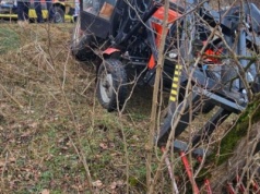 Traktor rozbił się na drzewie w Świętem. Lekarz stwierdził zgon kierowcy