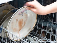 Wyciągasz ze zmywarki brudne naczynia? To może być przyczyną