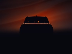 Nowy SUV Toyoty na pierwszym planie. Nie widziałeś takiego potwora