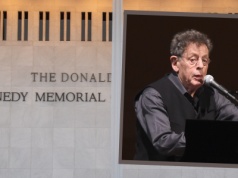 Philip Glass bojkotuje premierę w Kennedy Center. 
